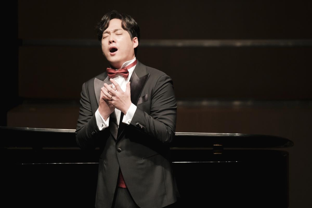 Baritone Kim Joo-taek sings during a recital in 2019 in this picture provided by Arts & Artists. (PHOTO NOT FOR SALE) (Yonhap)