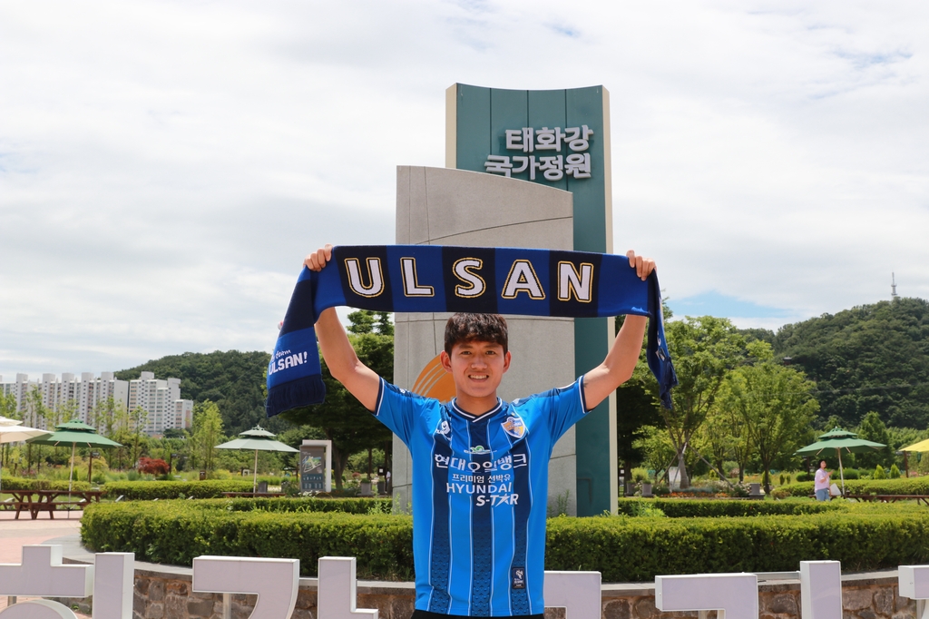 This photo provided by Ulsan Hyundai FC on July 1, 2020, shows the K League 1 club's new acquisition, Hong Chul. (PHOTO NOT FOR SALE) (Yonhap)
