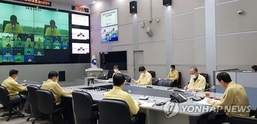 Minister of the Interior and Safety Chin Young (R) holds a meeting with civil defense officials in Seoul on July 26, 2020, to check the government's response to heavy rains, in this file photo provided by the ministry. (PHOTO NOT FOR SALE) (Yonhap)