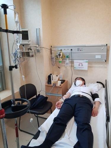 This photo, provided by the Seoul Central District Prosecutors Office on July 29, 2020, shows prosecutor Jeong Jin-woong being treated at a hospital. (PHOTO NOT FOR SALE) (Yonhap)