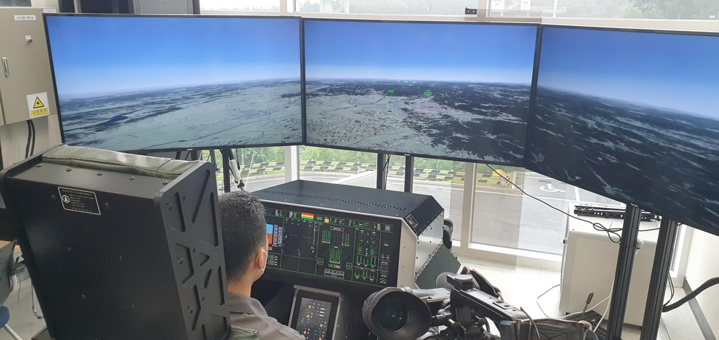 This pool photo shows an official operating the newly developed indigenous active electronically scanned array (AESA) radar for South Korea's envisioned KF-X fighter jet at a lab of Hanwha Systems in Yongin, Gyeonggi Province, on Aug. 7, 2020. (PHOTO NOT FOR SALE) (Yonhap)