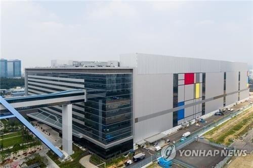 This file photo shows a semiconductor production line at Samsung Electronics' Hwaseong Campus in Hwaseong, south of Seoul. (Yonhap)