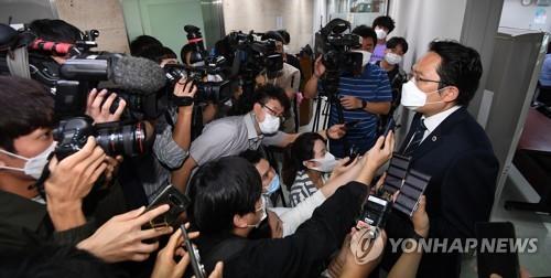 Korean Medical Association (KMA) chief Choi Dae-zip answers reporters' questions prior to attending a meeting to map out a proposal in connection with the government's controversial medical reform plan, at the KMA headquarters in Seoul on Sept. 3, 2020, ahead of an indefinite strike declared by doctors starting on Sept. 7. (Yonhap)