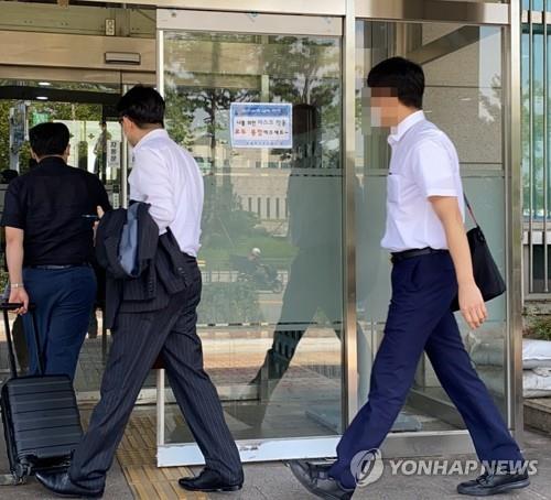 Prosecution investigators enter into the civil affairs office of the Ministry of National Defense in central Seoul on Sept. 15, 2020, to secure evidence for the power abuse scandal involving Justice Minister Choo Mi-ae's son. (Yonhap)