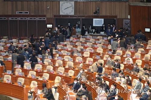 People Power Party lawmakers leave the main National Assembly hall in Seoul to boycott a voting on a revision bill on the National Intelligence Service Korea Act on Dec. 13, 2020. (Yonhap)