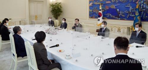 President Moon Jae-in (C of right row) speaks during a meeting with the five highest national leaders at Cheong Wa Dae in Seoul on Dec. 22, 2020. (Yonhap)
