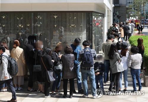 This file photo shows consumers line up in front of the Chanel shop of Lotte Department Store in central Seoul in May 2020 amid rumors of a possible mark-up. (Yonhap)