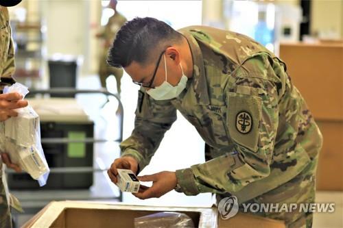 This photo, captured from the Facebook account of the U.S. Forces Korea (USFK), shows an American medic looking at the first batch of Janssen COVID-19 vaccines, which the USFK introduced on March 9, 2021, at Brian D. Allgood Army Community Hospital at Camp Humphreys in Pyeongtaek, 70 kilometers south of Seoul. (PHOTO NOT FOR SALE) (Yonhap) 