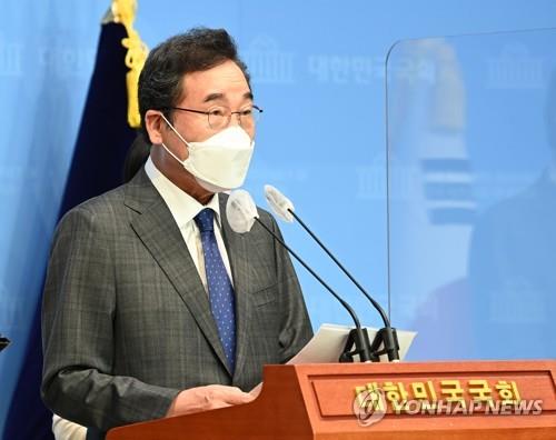 This photo distributed by the National Assembly press corps shows ex-Democratic Party Chairman Lee Nak-yon announcing a 'green growth strategy' as part of his primary campaign pledge, in a press conference at the assembly in Seoul on Sept. 17, 2021. (Yonhap) 