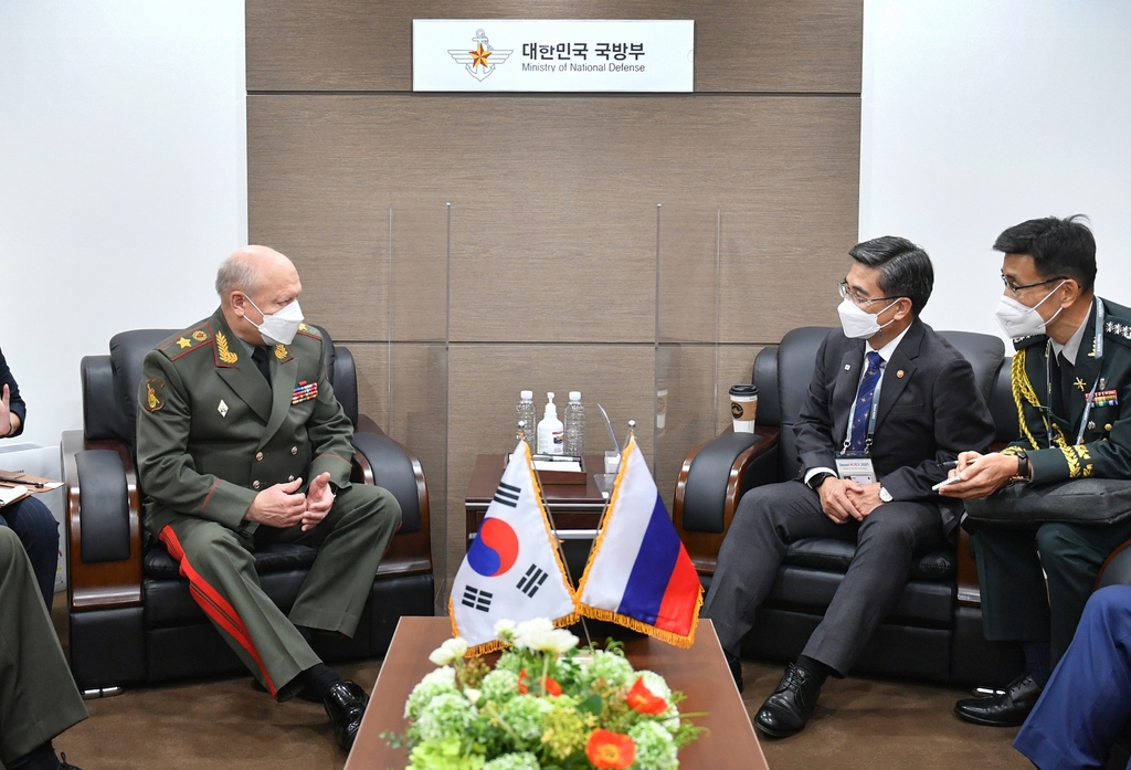 South Korea's Defense Minister Suh Wook (R) holds talks with Oleg Saliukov, the commander of the Russian Ground Forces, on the margins of a defense exhibition in Seongnam, just south of Seoul, on Oct. 20, 2021, in this photo provided by the defense ministry. (PHOTO NOT FOR SALE) (Yonhap)