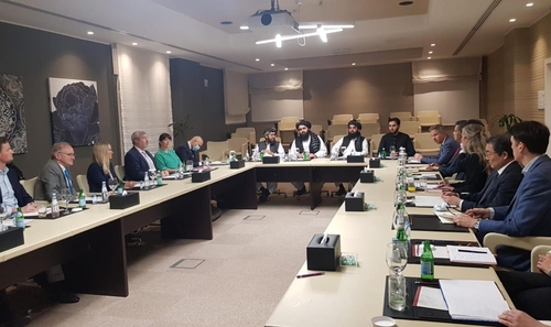 Envoys from 14 countries, including South Korea, hold talks with acting Afghan Foreign Minister Amir Khan Muttaqi in Doha on Oct. 27, 2021, in this photo captured from the Talban's social media post. (PHOTO NOT FOR SALE) (Yonhap)