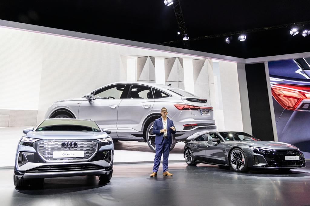 This Nov. 25, 2021, photo offered by Audi shows Executive Director Jeff Mannering, in charge of Audi's South Korean operations, giving a briefing on the German carmaker's EV plans in South Korea during the Seoul Motor Show. (PHOTO NOT FOR SALE) (Yonhap)
