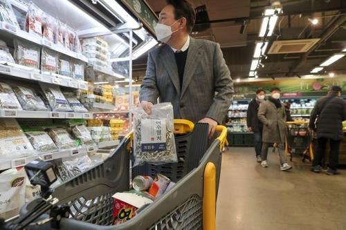 Yoon Suk-yeol, the presidential nominee of the main opposition People Power Party, buys anchovies at an E-Mart in Seoul on Jan. 8, 2022, in this photo provided by his campaign. (PHOTO NOT FOR SALE) (Yonhap)