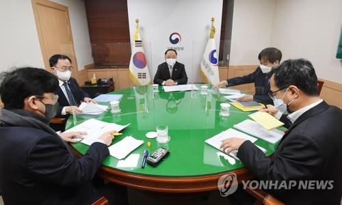 Finance Minister Hong Nam-ki (C) presides over a meeting meant to discuss ways to respond to the Russia-Ukraine issue in Seoul on Jan. 28, 2022, in this photo provided by his office. (PHOTO NOT FOR SALE) (Yonhap)