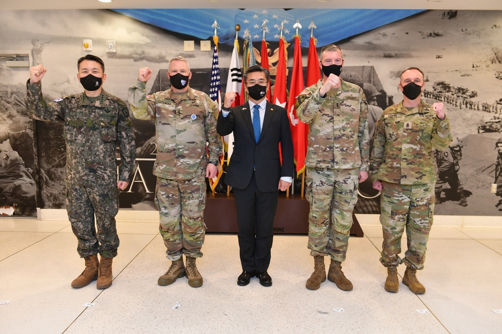 South Korea's Defense Minister Suh Wook (C), Gen. Paul LaCamera (2nd from L) and other officials pose for a photo during Suh's visit to Camp Humphreys in Pyeongtaek, 70 kilometers south of Seoul, on March 16, 2022 in this photo provided by the defense ministry. (PHOTO NOT FOR SALE) (Yonhap)