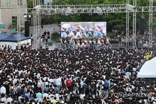 University students enjoy a music festival at Korea University in Seoul on May 24, 2022. (Yonhap)