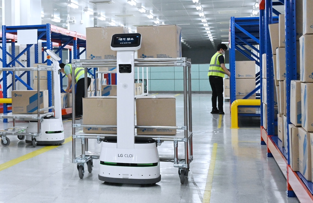 A robot developed by LG Electronics Incs. is carrying parcels at a distribution center in South Korea in this photo provided by the company on June 15, 2022. (Yonhap)
