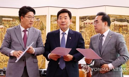 An undated file photo of National Assembly Speaker Kim Jin-pyo (C), the ruling People Power Party's floor leader Kweon Seong-dong (L) and the main opposition Democratic Party's floor leader Park Hong-geun (Yonhap)