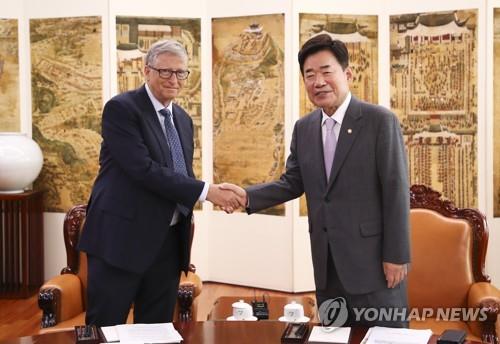 National Assembly Speaker Kim Jin-pyo (R) and Microsoft co-founder Bill Gates (L) shake hands during their meeting at the National Assembly in Seoul on Aug. 16, 2022. (Pool photo) (Yonhap)