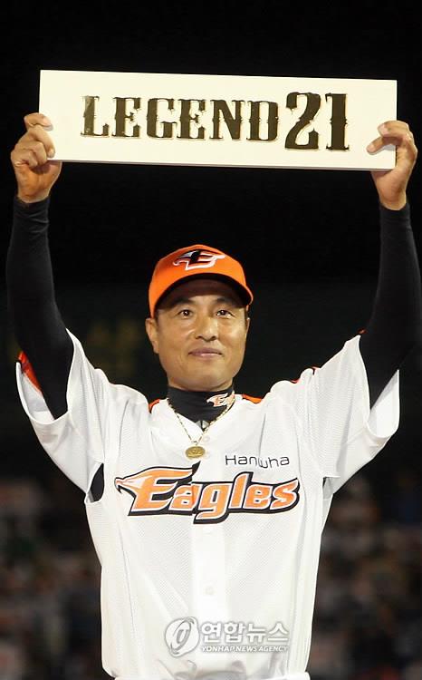 In this file photo from Sept. 23, 2009, Hanwha Eagles pitcher Song Jin-woo holds up a sign during his retirement ceremony at Hanbat Stadium in Daejeon, 160 kilometers south of Seoul. (Yonhap)