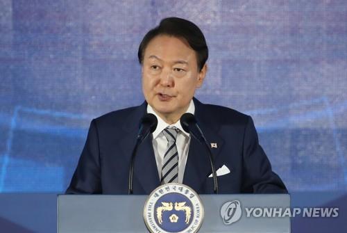 President Yoon Suk-yeol delivers a congratulatory speech at a ceremony to mark the 77th Police Day at a convention center in Incheon, west of Seoul, on Oct. 21, 2022. (Pool photo) (Yonhap) 