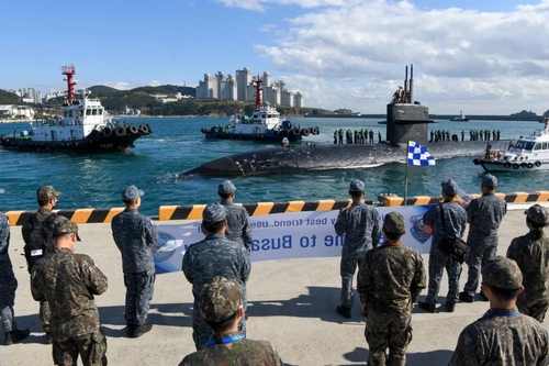 The U.S. nuclear-powered submarine, USS Key West, prepares to moor in Busan, 453 km south of Seoul, on Oct. 31, 2022, in this photo posted on the U.S. Defense Department's Defense Visual Information Distribution Service. (PHOTO NOT FOR SALE) (Yonhap)