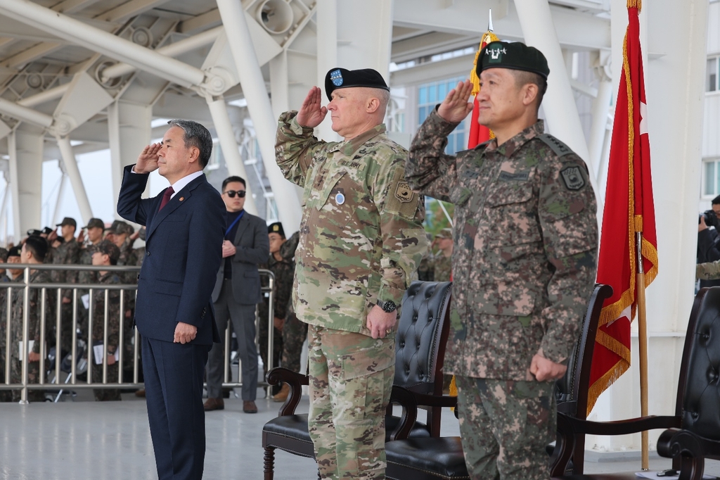 South Korea's Defense Minister Lee Jong-sup (L), Combined Forces Command (CFC) Commander Gen. Paul LaCamera (C) and Deputy CFC Commander Gen. Ahn Byung-seok salute during a ceremony marking the completion of the CFC relocation at Camp Humphreys in Pyeongtaek, 65 kilometers south of Seoul, on Nov. 15, 2022 in this photo released by The Korea Defense Daily. (PHOTO NOT FOR SALE) (Yonhap)