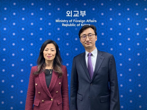 South Korea's deputy nuclear envoy Lee Tae-woo (R) and his U.S. counterpart, Jung Pak, pose for a photo during their meeting in Seoul on Nov. 16, 2022, in this photo released by the South Korean foreign ministry. (PHOTO NOT FOR SALE) (Yonhap)