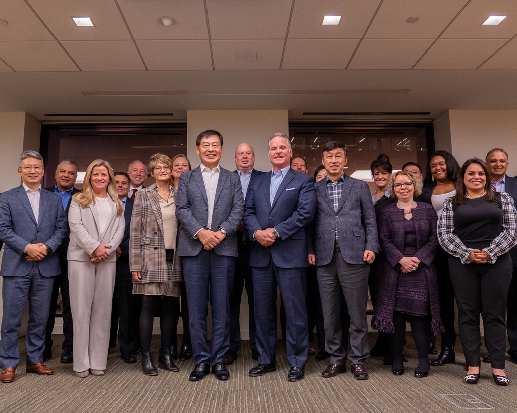 This undated photo provided by LG Chem shows its CEO Shin Hak-cheol (4th from L), AVEO Pharmaceuticals CEO Michael Bailey (4th from R) and other officials from the two companies. (PHOTO NOT FOR SALE) (Yonhap)