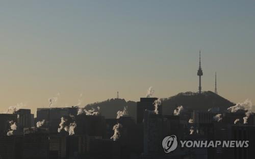 Buildings vent steam generated from heating in downtown Seoul, in this file photo taken Jan. 25, 2023, as South Korea experienced cold weather. (Yonhap)