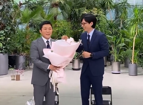 Jo Se-ho (L) announces his plan to tie the knot during the filming of the popular talk show "You Quiz on the Block," which he co-hosts with Yoo Jae-suk (R), on April 24, 2024, in this still captured from the program's Instagram post. (PHOTO NOT FOR SALE) (Yonhap)