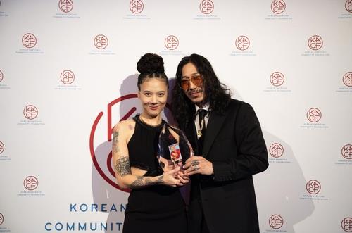 This image provided by the Korean American Community Foundation shows K-pop's hip-hop star couple Tiger JK (R) and Yoon Mi-rae. (PHOTO NOT FOR SALE) (Yonhap)