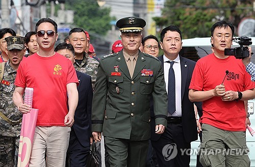 Col. Park Jung-hun (C), the former top Marine Corps investigator, appears to attend a military court hearing after being indicted on charges of insubordination and defamation of his superior in central Seoul on May 17, 2024. (Yonhap) 