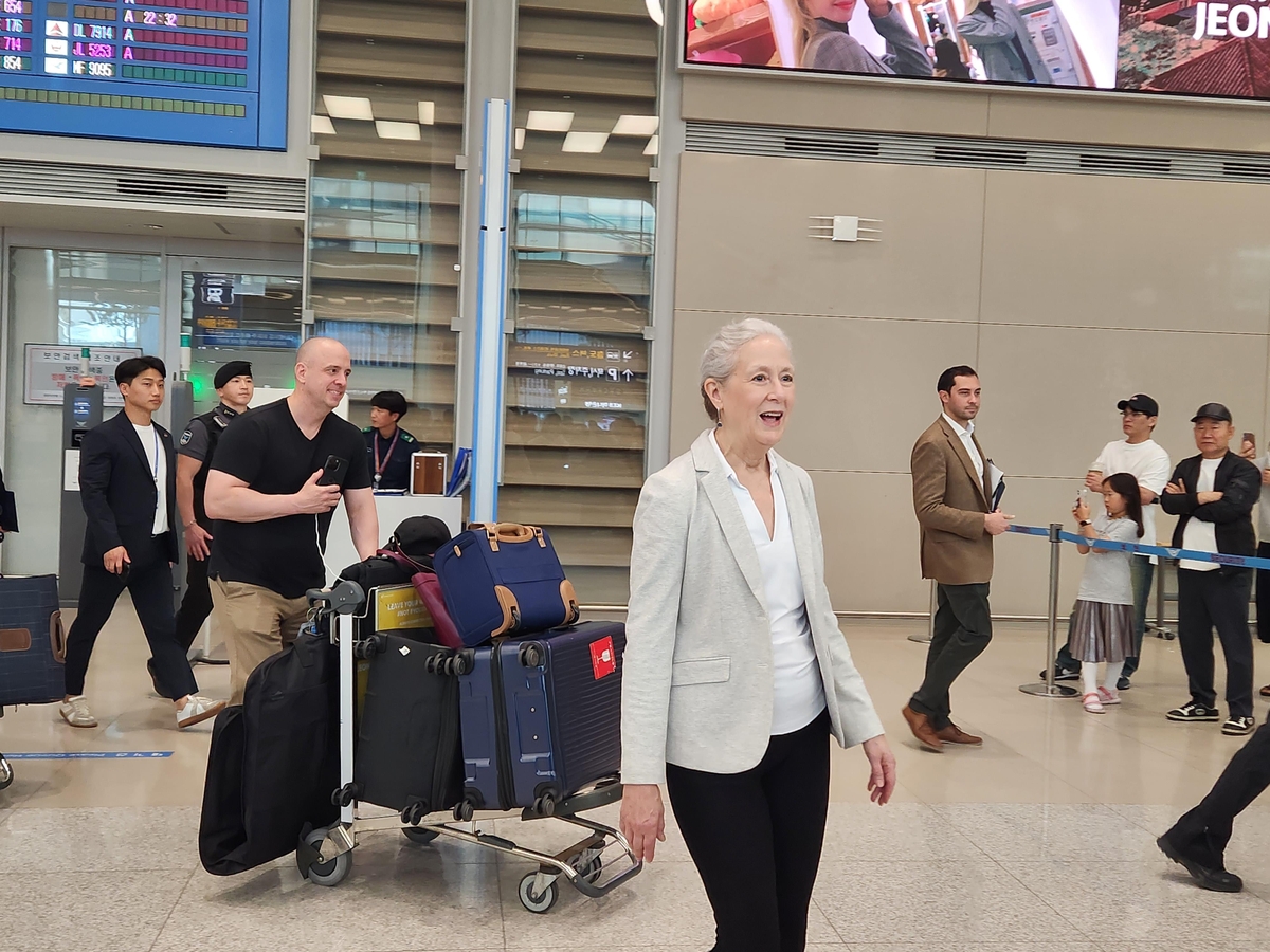 Linda Specht (front), chief U.S. negotiator for defense cost sharing with South Korea, arrives at Incheon International Airport in Incheon, west of Seoul, on May 18, 2024. (Yonhap)