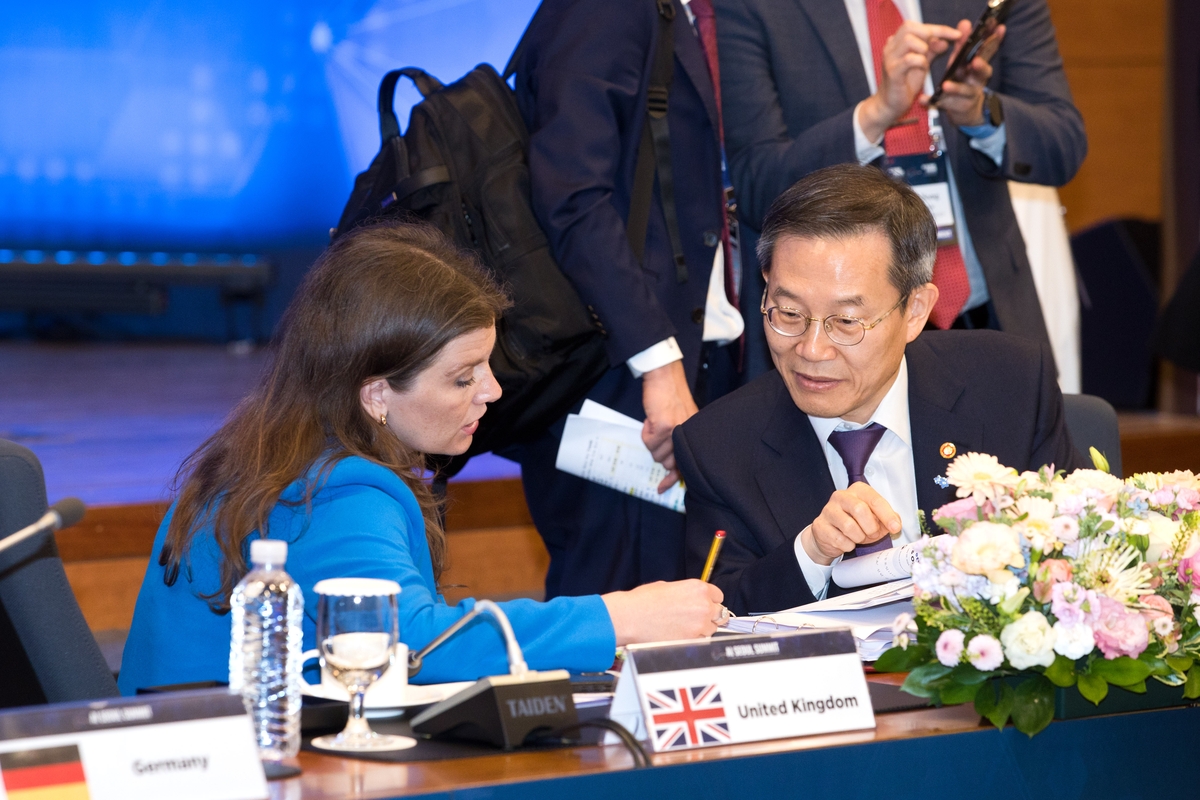 South Korea's Science Minister Lee Jong-ho (R) and British Secretary of State for Science, Innovation and Technology, Michelle Donelan, speak at a ministers' session of the AI Seoul Summit in Seoul on May 22, 2024, in this photo provided by Lee's office. (PHOTO NOT FOR SALE) (Yonhap)