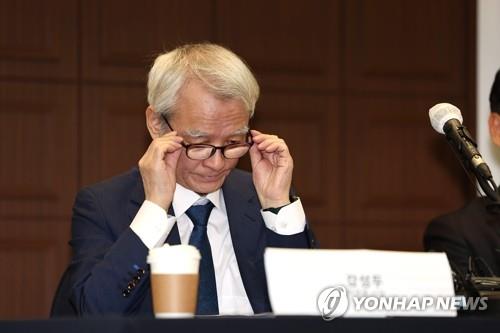Young Poong President Kang Seong-du holds a press conference in Seoul on Sept. 27, 2024, in connection with the firm's tender offer on Korean Zinc shares. (Yonhap)