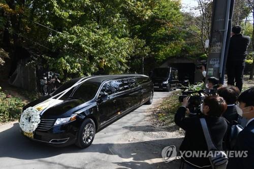 Le corbillard transportant le cercueil du défunt président du groupe Samsung, Lee Kun-hee, arrive sur le site de l'enterrement à Suwon, le mercredi 28 octobre 2020.