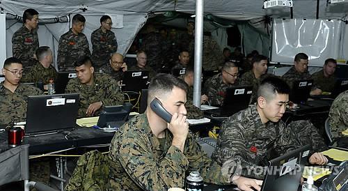 Des militaires sud-coréens et américains effectuent un exercice de poste de commandement combiné, le 19 mars 2015. (Photo fournie par le corps des Marines. Revente et archivage interdits)