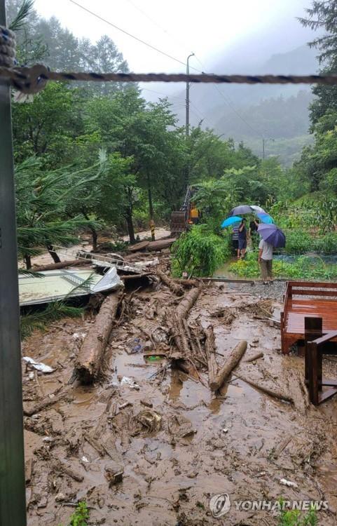 Photo prise le 10 août 2022 montrant une maison qui a été détruite par un glissement de terrain dans le comté oriental de Hoeseong, dans la province du Gangwon, du fait de pluies torrentielles. (Photo fournie par la caserne de pompiers de Hoeseong. Archivage et revente interdits)