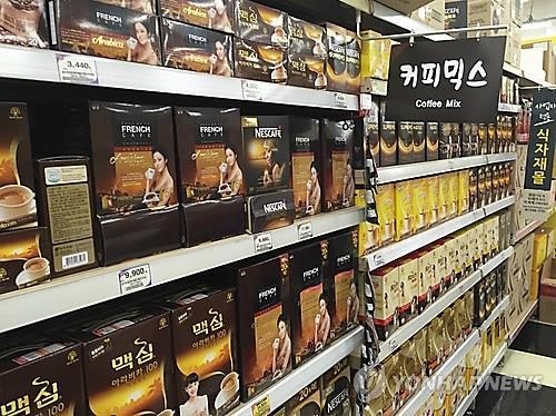 小売店に並ぶ韓国のインスタントコーヒー（資料写真）＝（聯合ニュース）