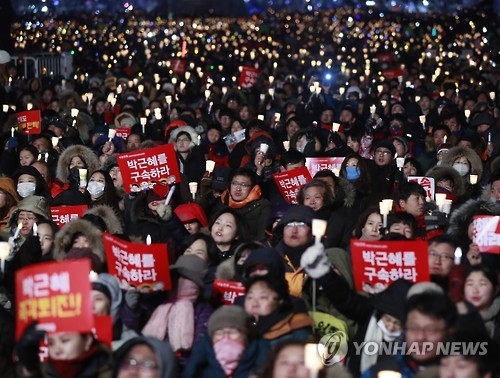 １２月１０日にソウル・光化門広場で開かれた集会で、朴大統領退陣を求める参加者＝（聯合ニュース）