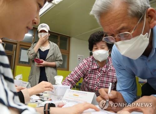 大統領選の投票所でもマスクを着用した有権者の姿が目に付く＝９日、ソウル（聯合ニュース）