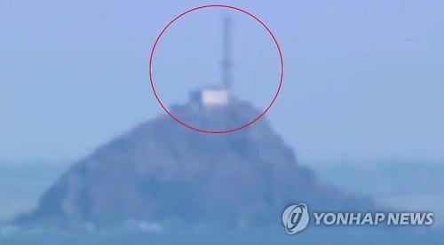 延坪島から１２キロ離れた北朝鮮の島に設置された鉄塔（ＫＢＳテレビ画面）＝（聯合ニュース）