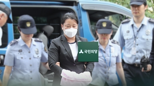 逮捕状の審査のためにソウル南部地裁に到着したイ・ユミ容疑者＝（聯合ニュース）