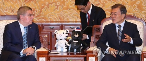 韓国の文在寅大統領（右）と会談するＩＯＣのバッハ会長（資料写真）＝３日、ソウル（聯合ニュース）