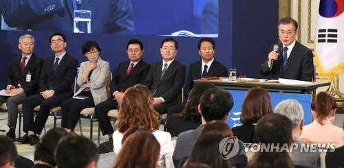 記者会見を行う文大統領＝１７日、ソウル（聯合ニュース）