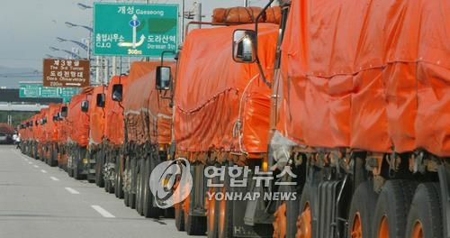 人道支援物資を積み北朝鮮に向かうトラック（資料写真）＝（聯合ニュース）