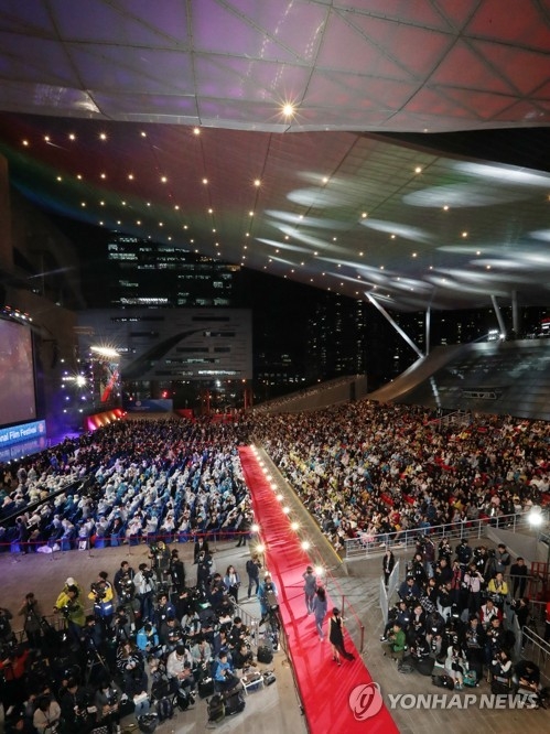 釜山映画祭の開幕式＝１２日、釜山（聯合ニュース）