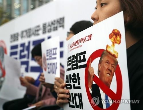 ソウル都心の光化門広場で１日、市民団体がトランプ大統領の訪韓に反対する集会を開いた＝（聯合ニュース）