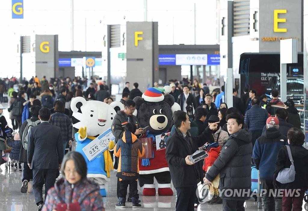 １８日に開業した仁川国際空港の第２ターミナルでは、平昌五輪・パラリンピックのマスコットが五輪をＰＲした＝（聯合ニュース）